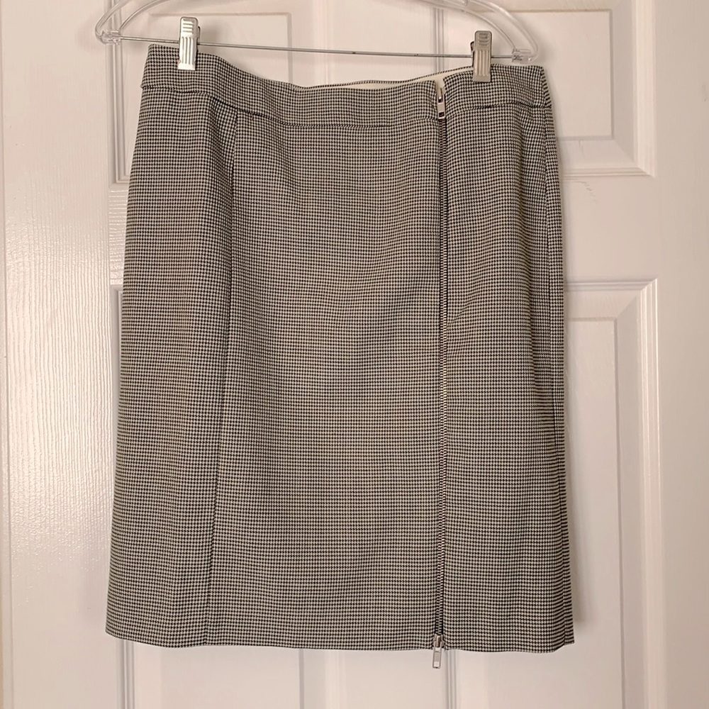 Zara Woman herringbone skirt w/zipper and pocket.